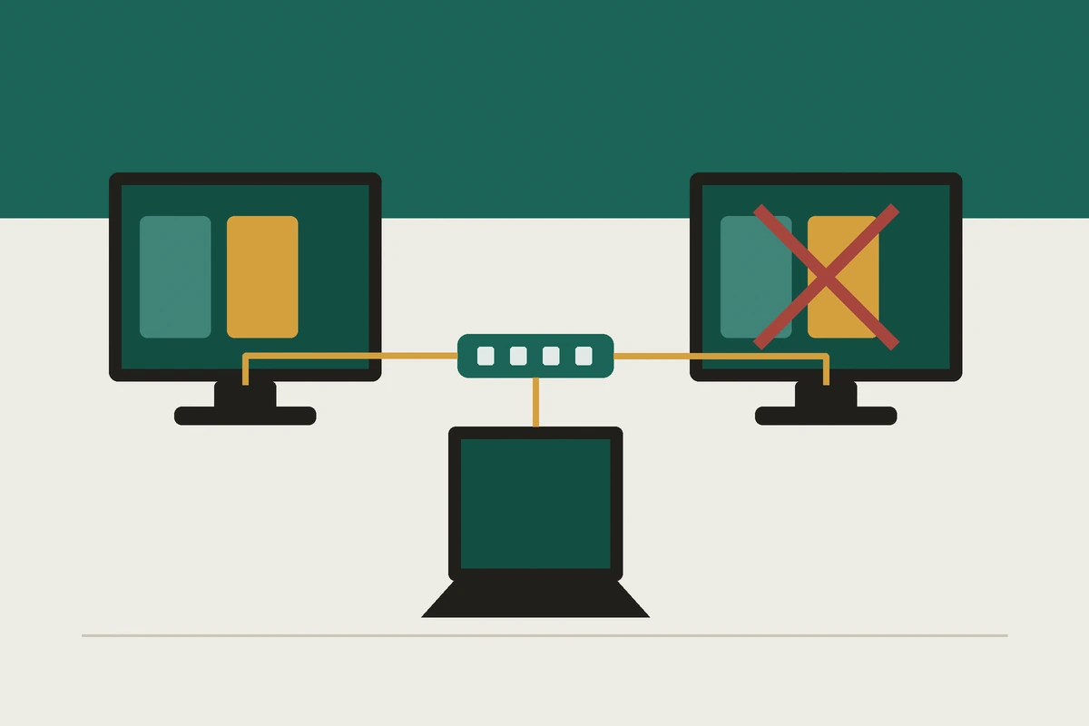 Un portátil conectado a un hub USB-C y a dos monitores, uno extendiendo el escritorio y otro clonándolo, tachado