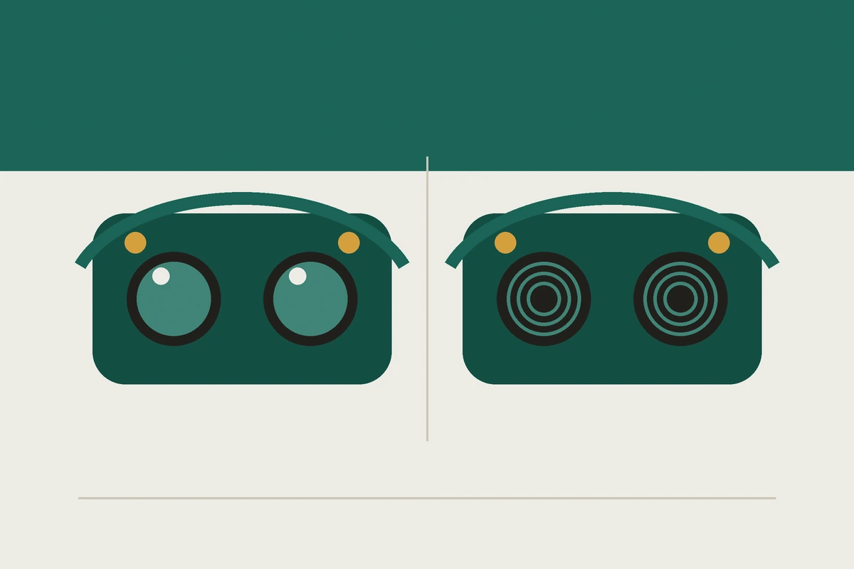 Dos visores de realidad virtual uno al lado del otro, con lentes distintas: unas planas y otras con anillos concéntricos